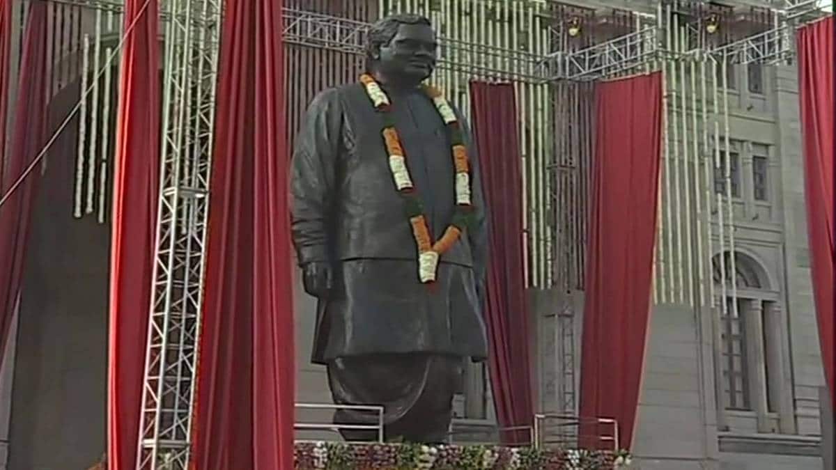 वाजपेयी की 25 फीट ऊंची मूर्ति (फोटो-ANI)