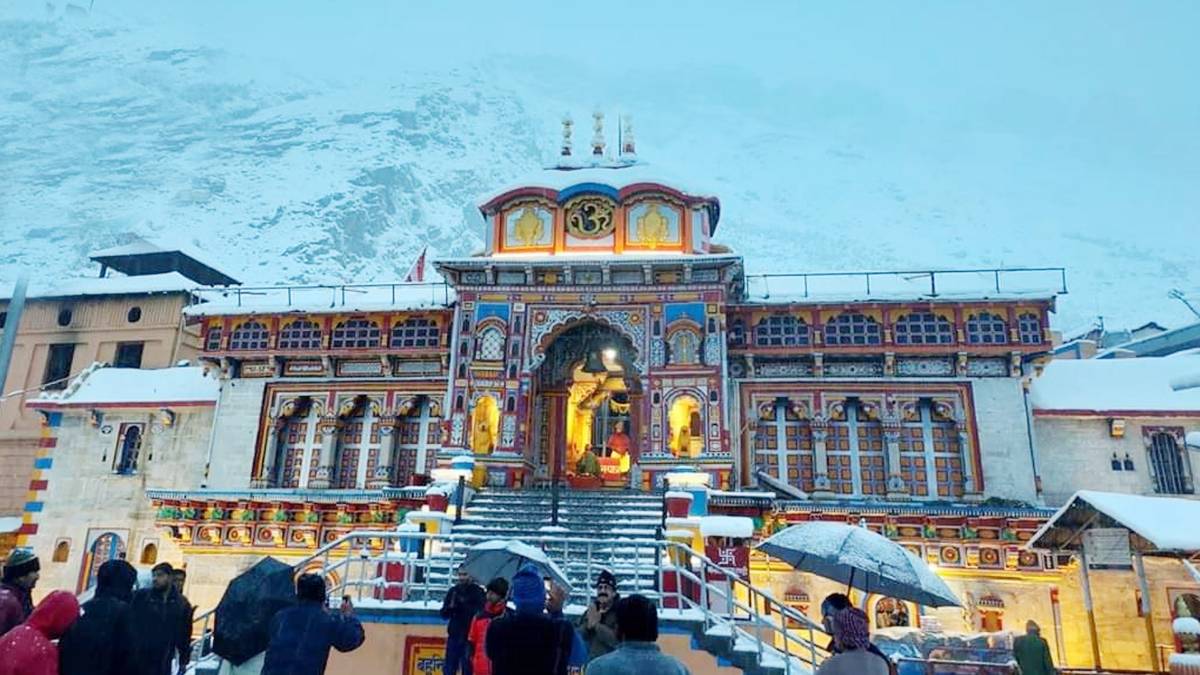 बर्फ से ढके बद्रीनाथ (फोटो-ANI)