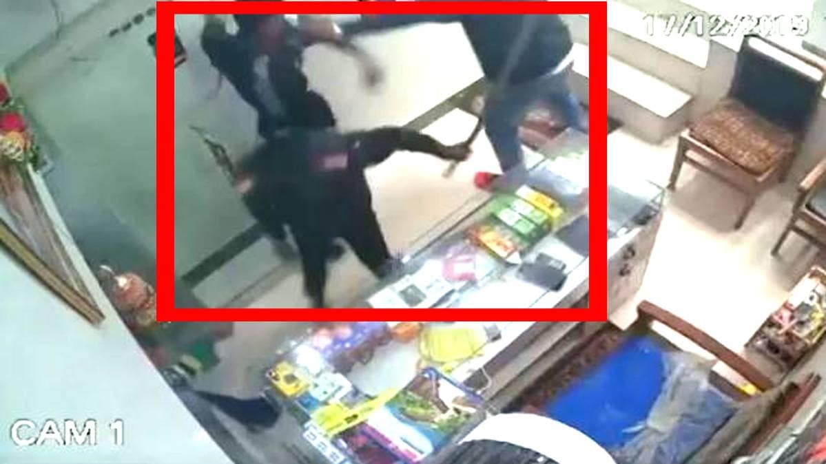 मोबाइल शॉप में तोड़फोड़