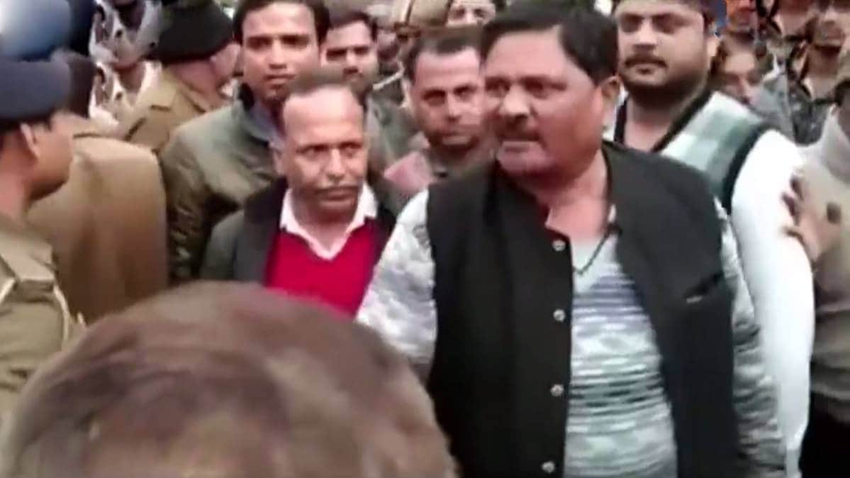 नगरनिगम आयुक्‍त को आड़े हाथों लेते हुए BJP नेता