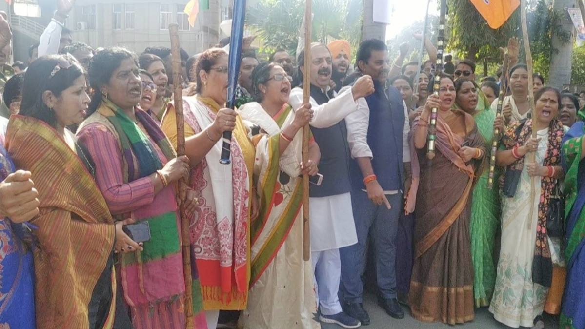 लाठी-डंडों से लैस होकर खड़े बीजेपी कार्यकर्ता