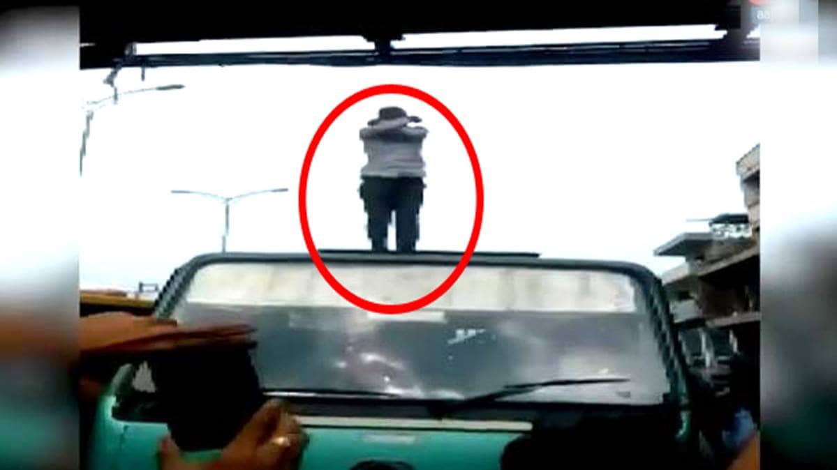 बस की छत पर उठक-बैठक लगाता ड्राइवर