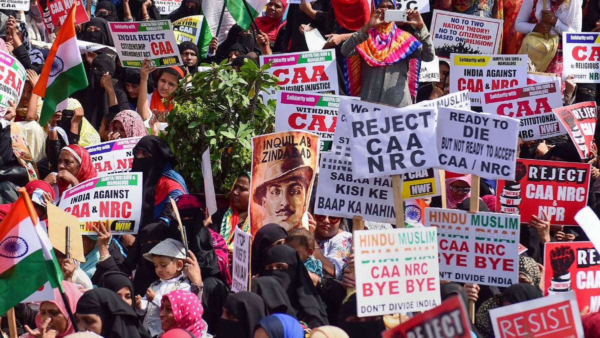 दिल्ली छोड़ने का आदेश देते दिखे ACP