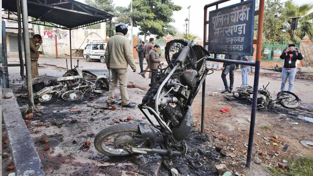 लखनऊ में पुलिस चौकी पर हिंसक प्रदर्शन (फोटो-AP)