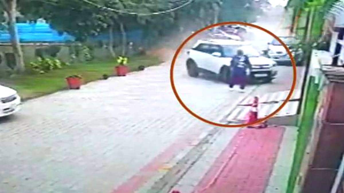 महिला को मारी जोरदार टक्कर