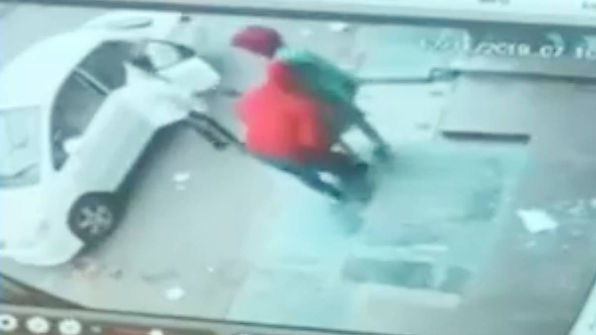 लॉकर लेकर फरार हुए बदमाश