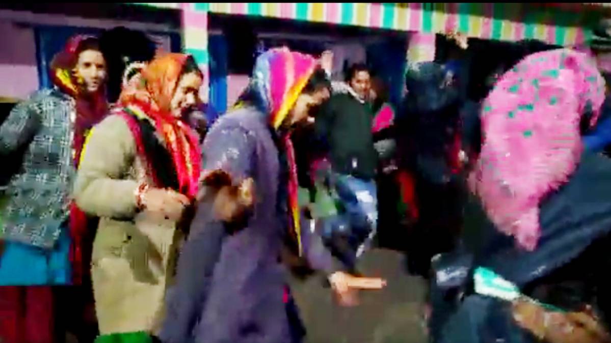 बर्फबारी के बीच बदल गया शादी का माहौल