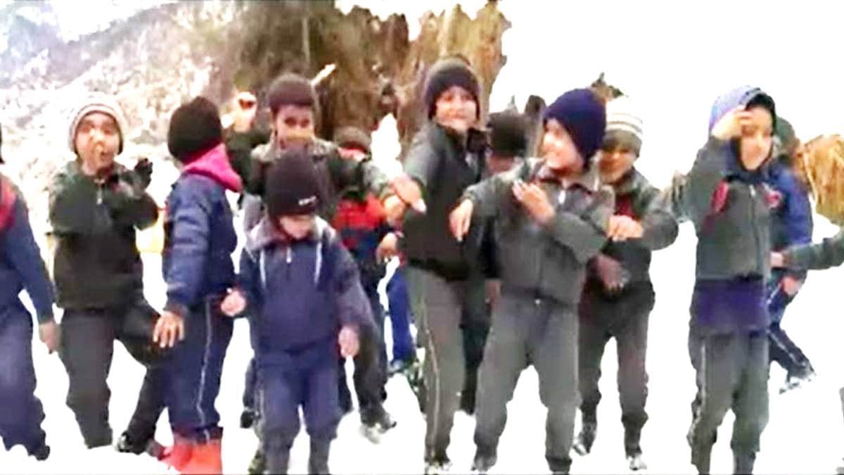 बर्फ में बारिश करते हुए बच्चे