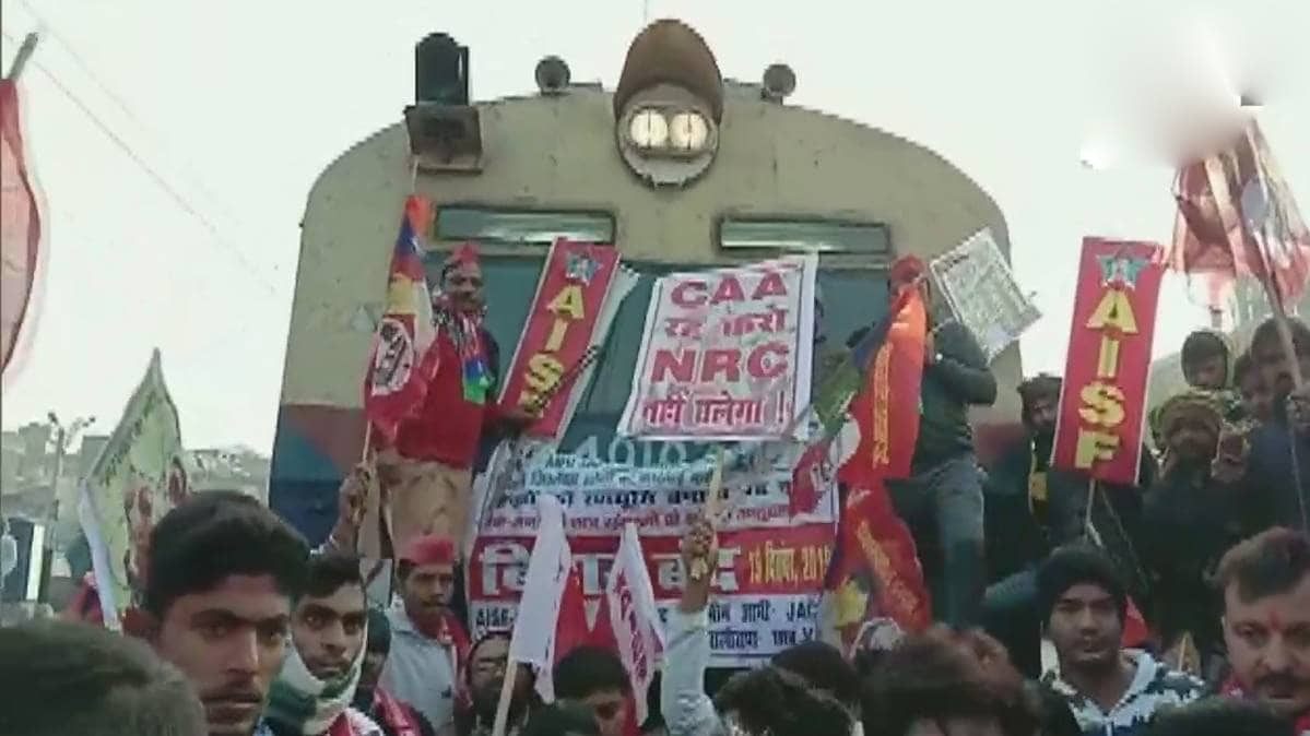 ट्रेन सेवा ठप कर रहे प्रदर्शनकारी(फोटो-ANI)