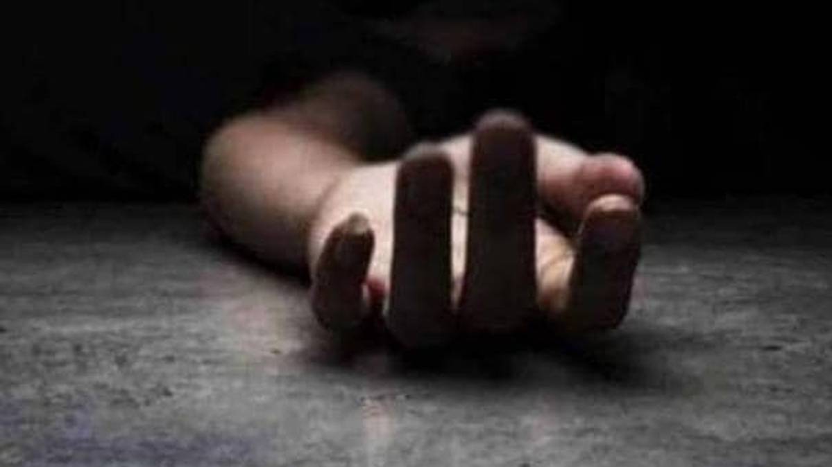 परिवार ने की आत्महत्या