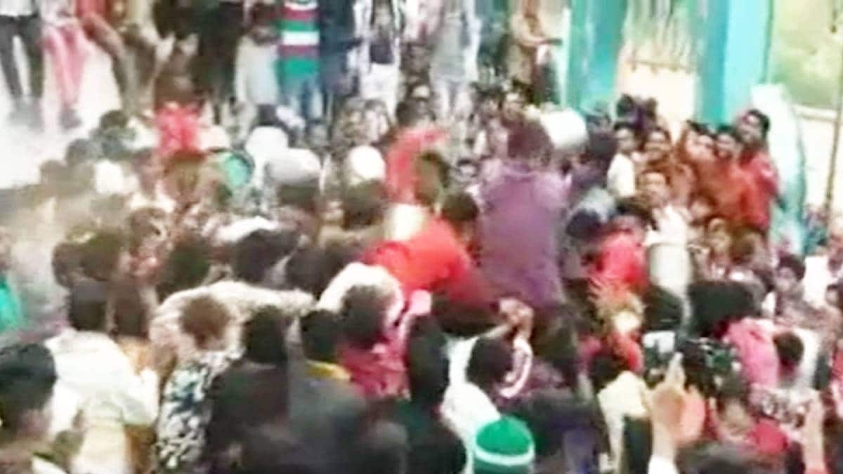 चांदी के सिक्के लूटते हुए लोग