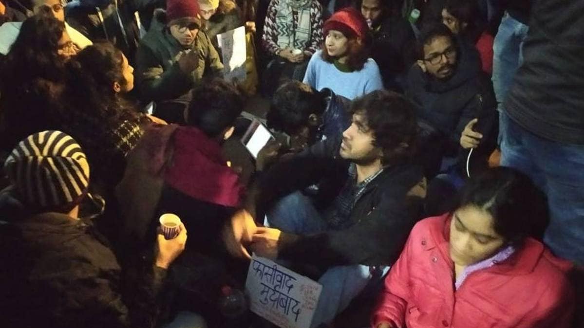 दिल्ली पुलिस HQ के बाहर प्रदर्शनकारियों का धरना