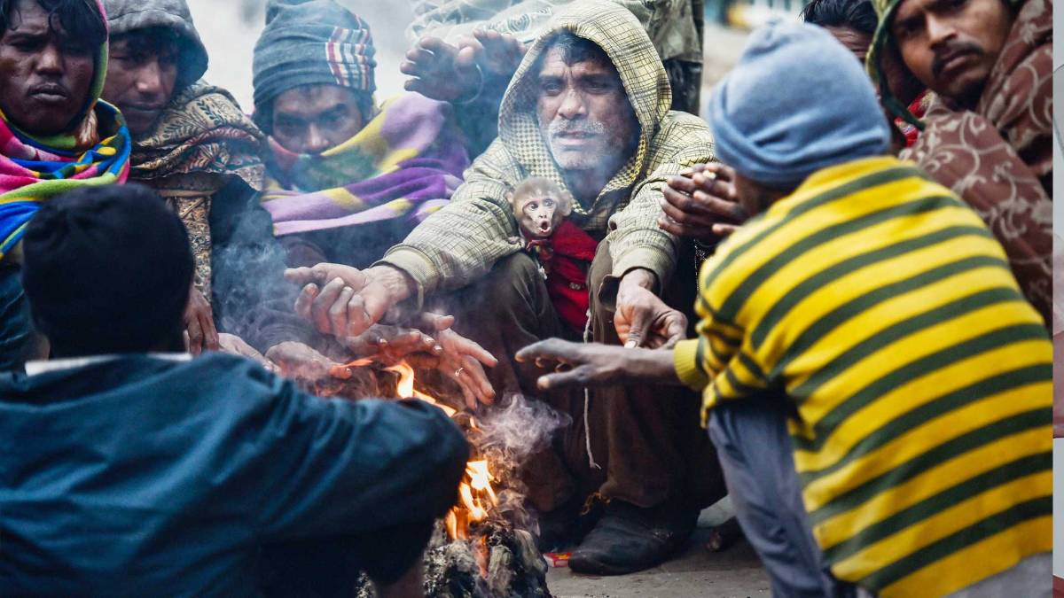 दिल्ली पर ठंड का प्रचंड प्रहार (फोटो- PTI)