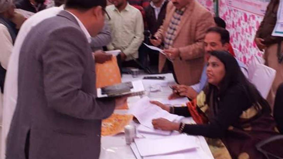 महिला डीएम सेल्‍वा जे कुमारी को अपने अधिकारियों पर गुस्सा