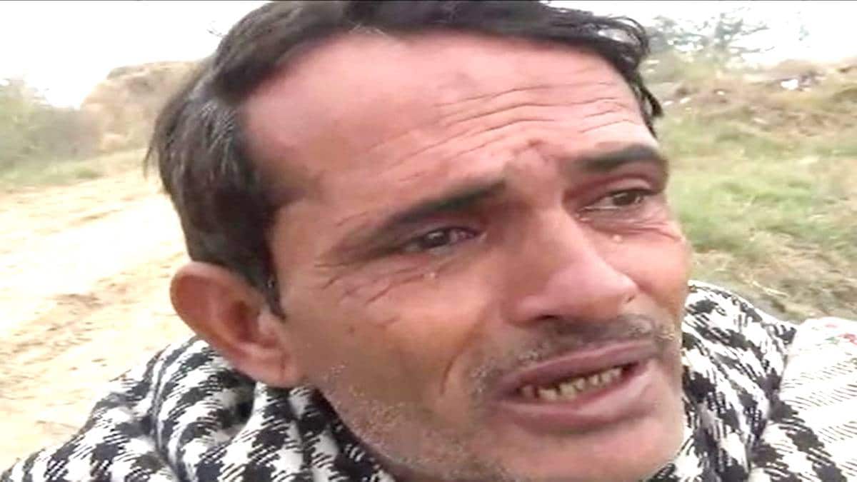 खेत में भरे पानी देखकर रोया किसान