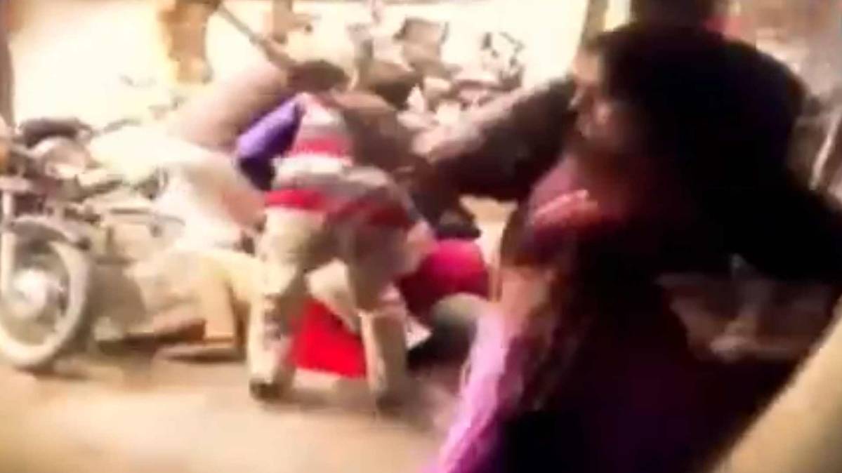 महिलाओं के दो गुटों में मारपीट