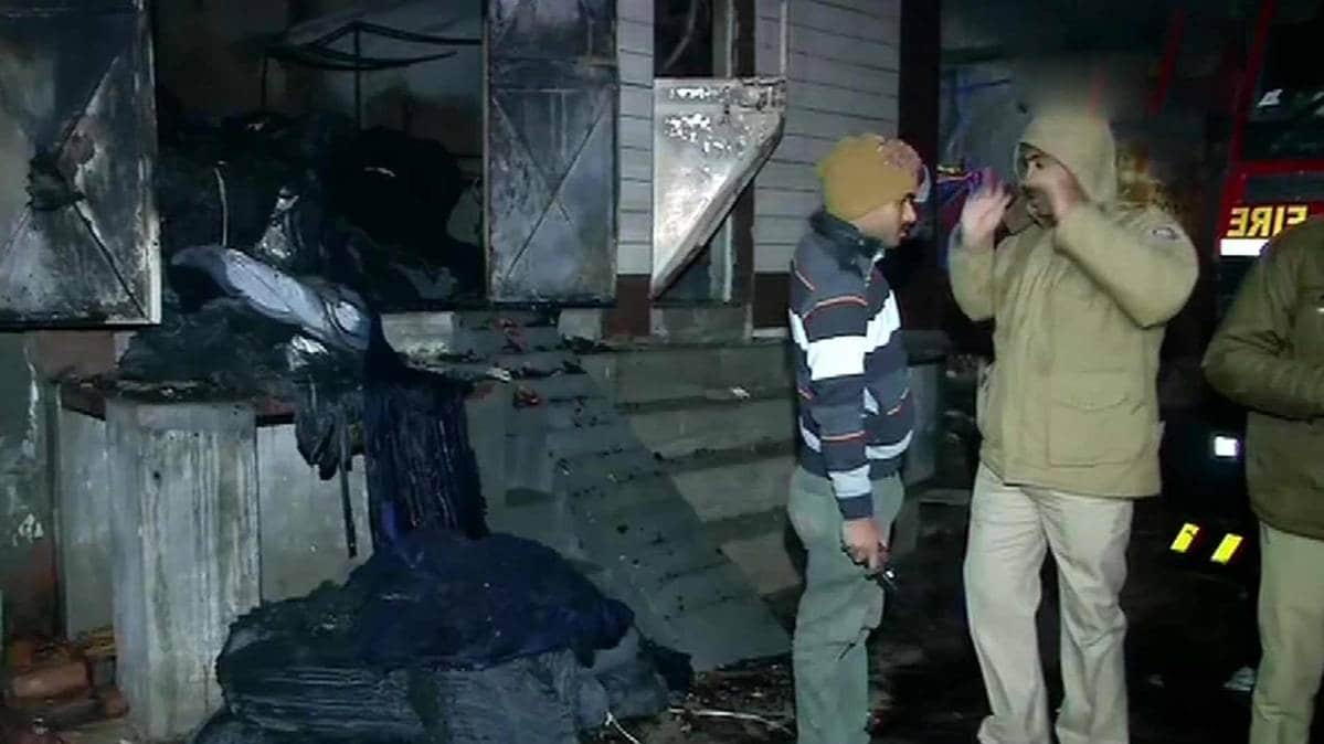 दिल्ली के किरारी में आग (फोटो ANI)