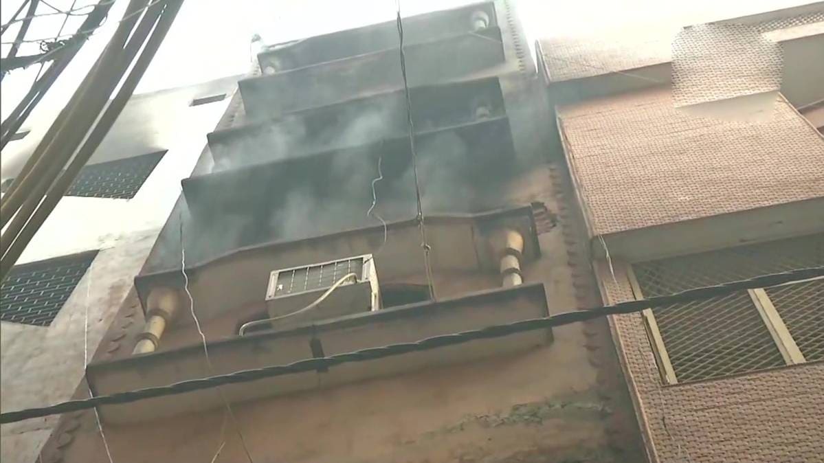 फिल्मीस्तान से निकलता धुआं(फोटो-ANI)