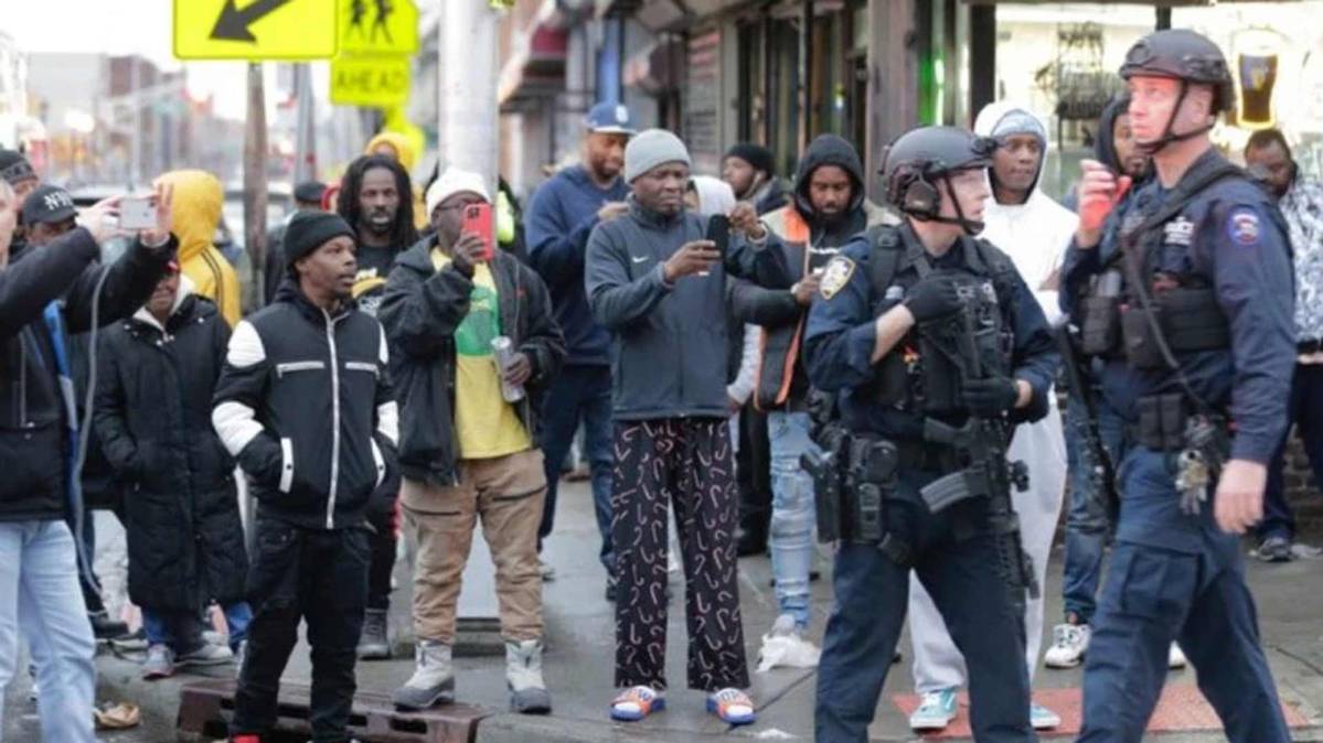 SWAT teams, state police and federal agents responded to the scene, and police blocked off the area. (Photo: AP)