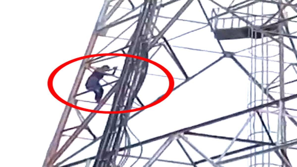 मोबाइल टॉवर पर चढ़ी लड़की