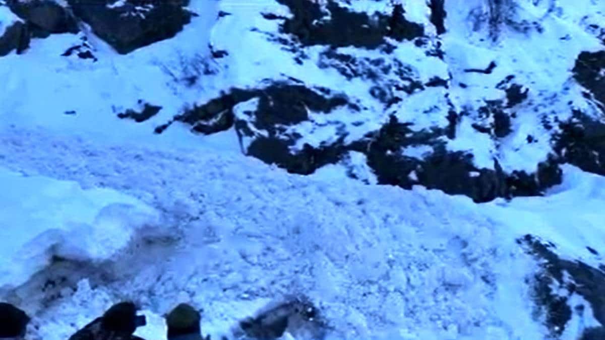 सैलाब की तरह बहती बर्फ