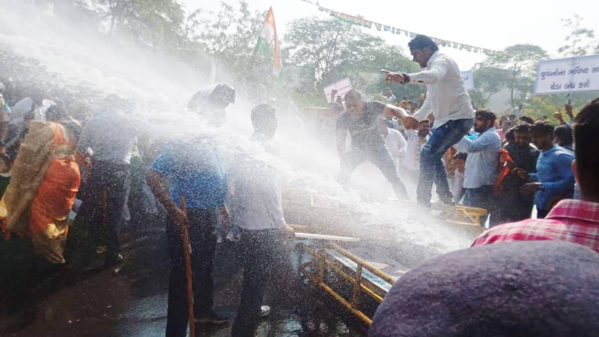 विधानसभा घेराव करने निकले कांग्रेस वर्कर्स पर वाटर कैनन से वार