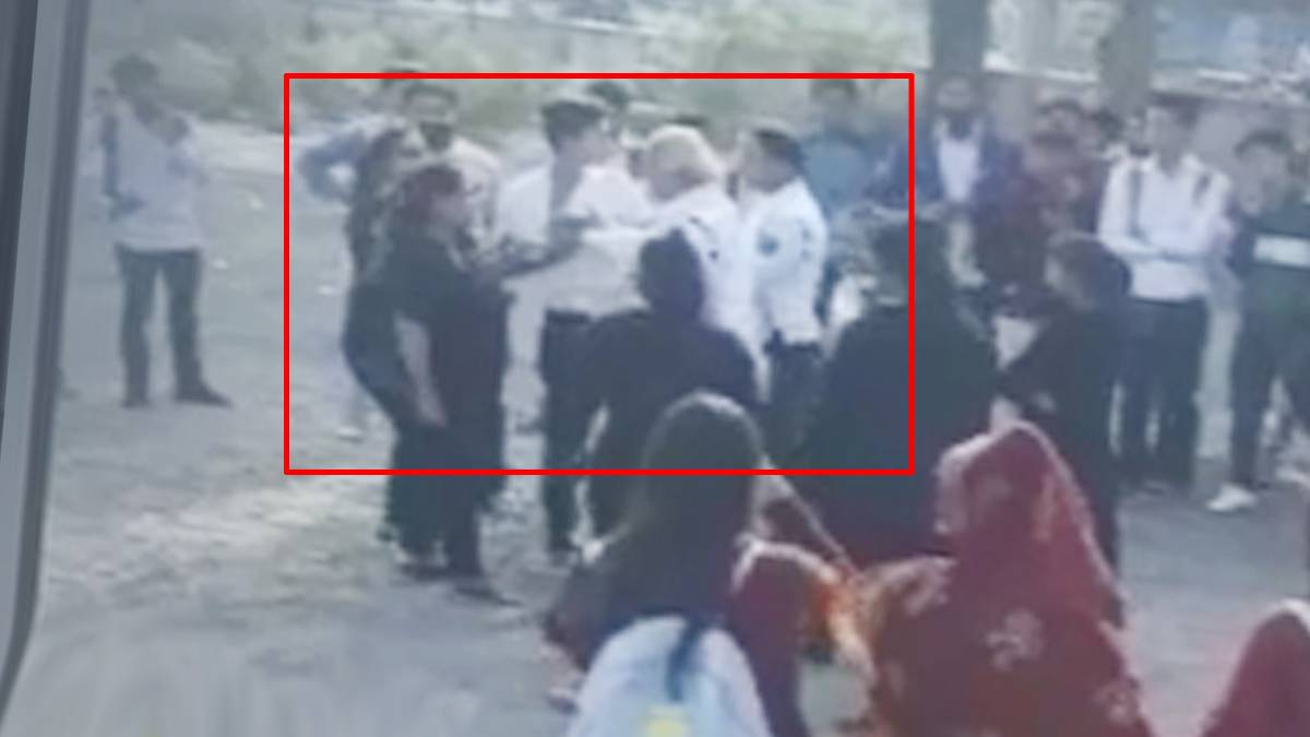 युवती खुद ही भिड़ गई