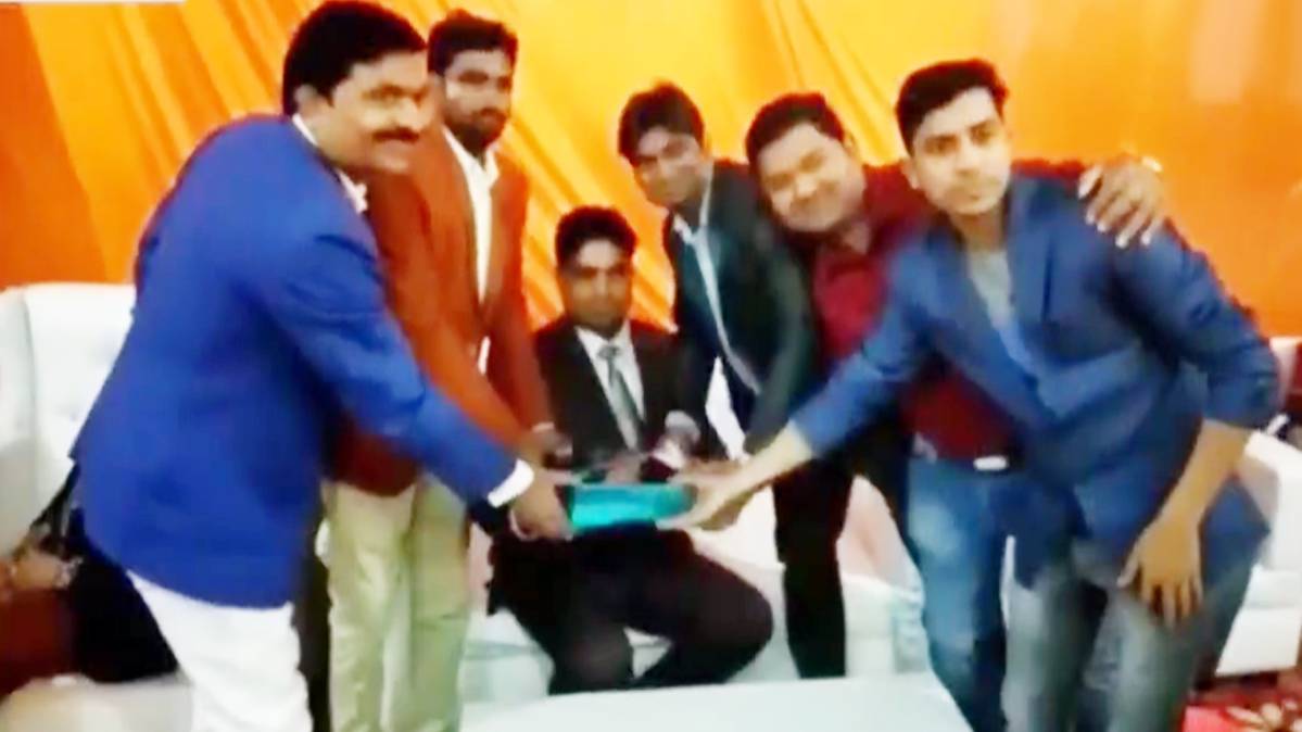 हरदोई में एक शादी के दौरान ऐसा ही नजारा