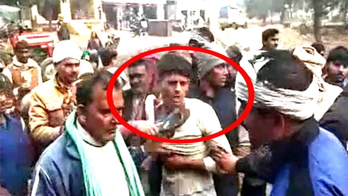 युवक को पीटते हुए लोग