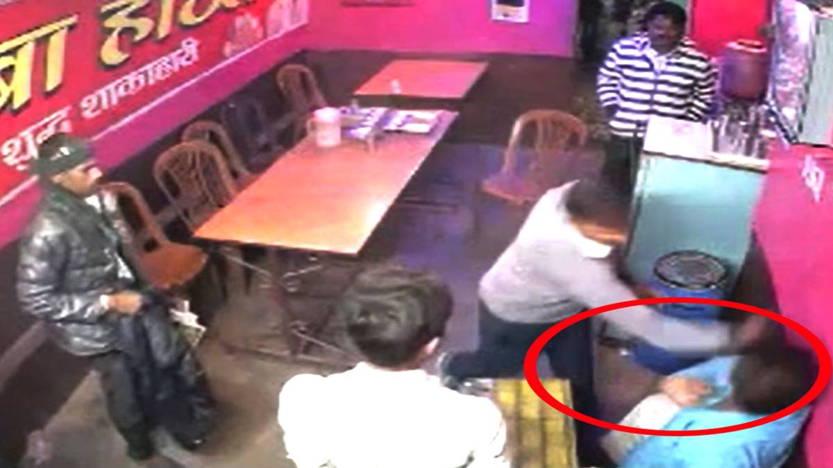 पुलिसवालों ने होटल मालिक को पीटा