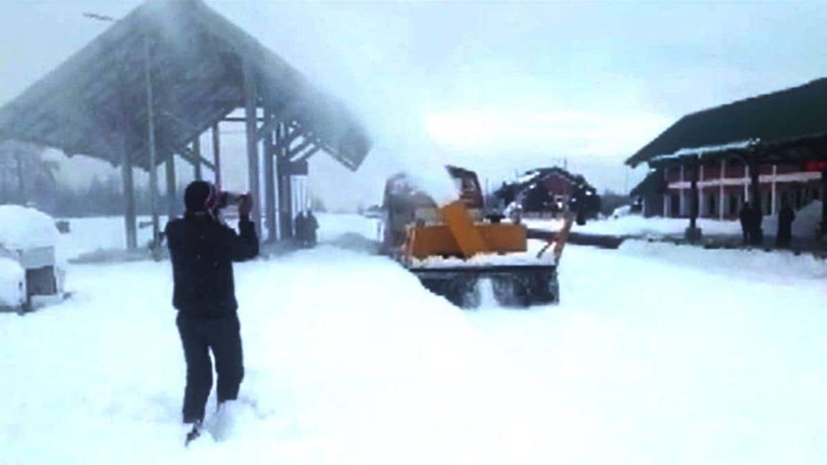 रेलवे ट्रैक पर जमी बर्फ