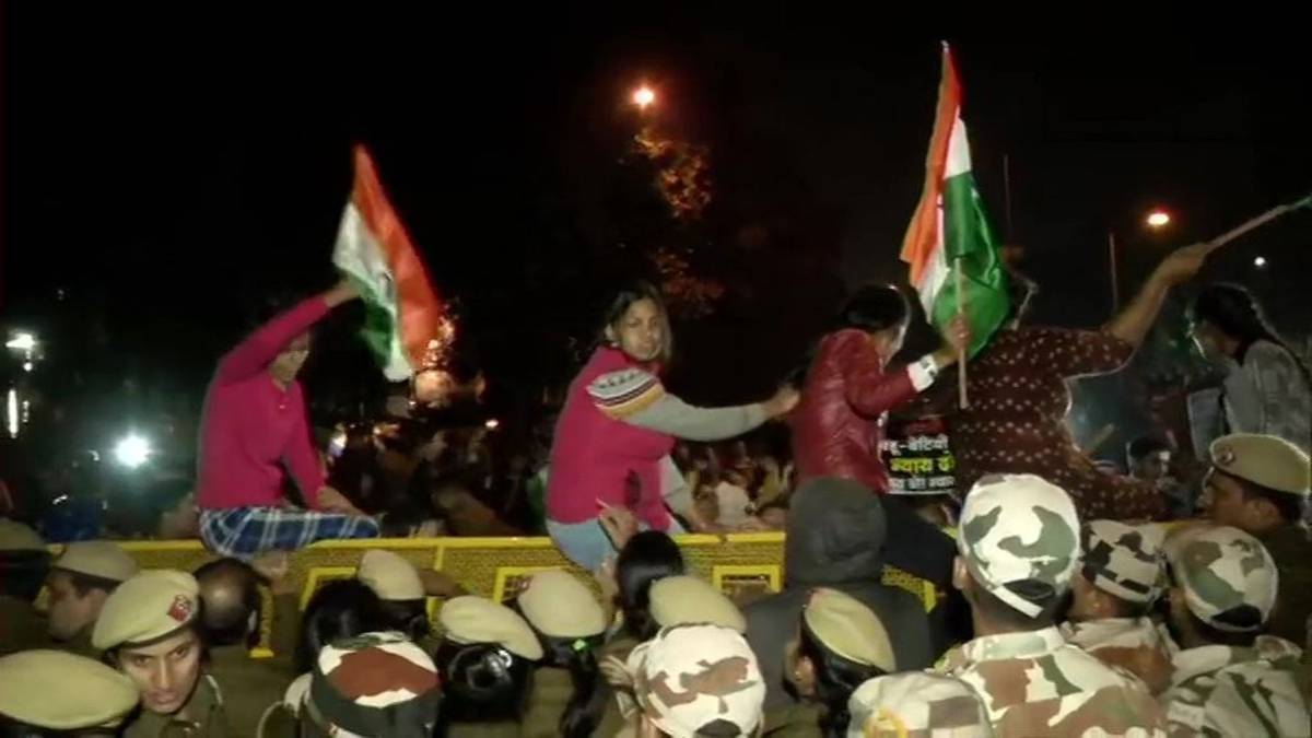 सड़कों पर बेटियां (फोटो-ANI)