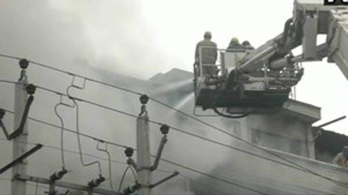 दिल्ली की जूता फैक्ट्री में आग (फोटो टीवी ग्रैब)