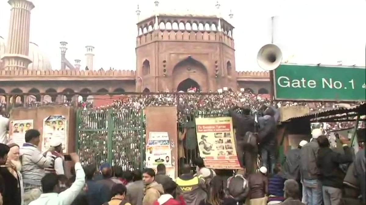 दिल्ली में जामा मस्जिद के बाहर नारेबाजी(फोटो-ANI)