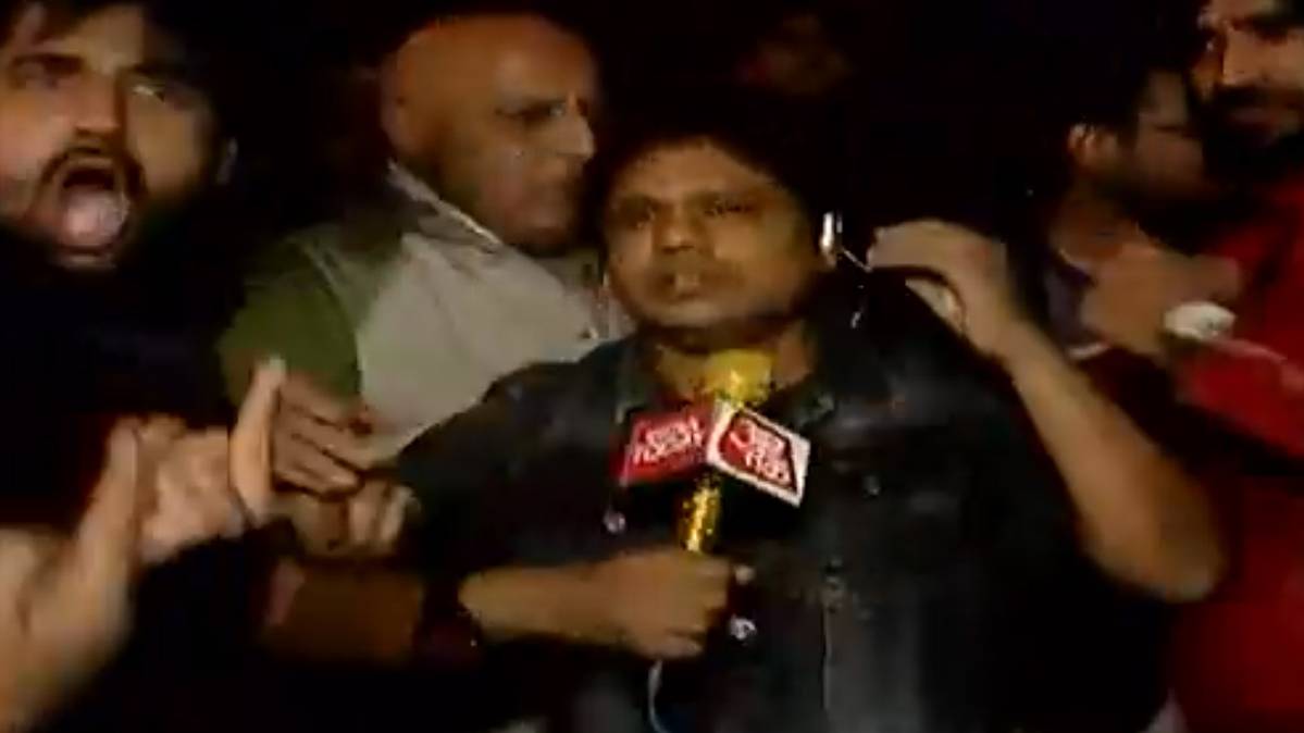 आजतक रिपोर्टर से बदसलूकी