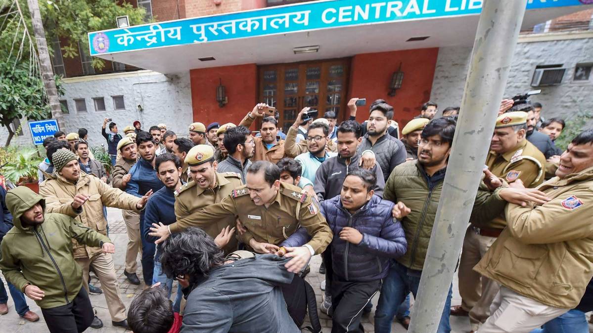 जेएनयू के छात्रों पर लाठीचार्ज करती दिल्ली पुलिस (फोटो-PTI)