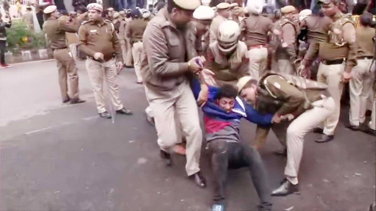 CAB के खिलाफ जामिया के छात्रों का प्रदर्शन (फोटो-ANI)