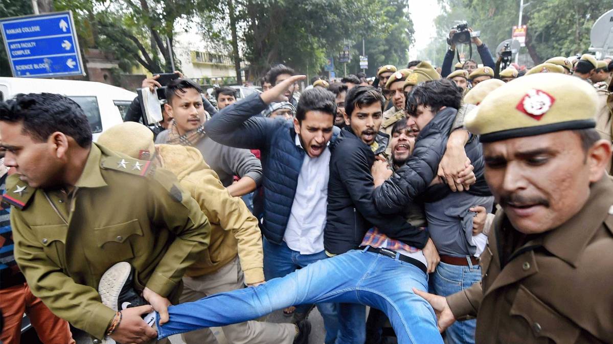 जामिया में विरोध करते छात्र (फोटो-PTI)