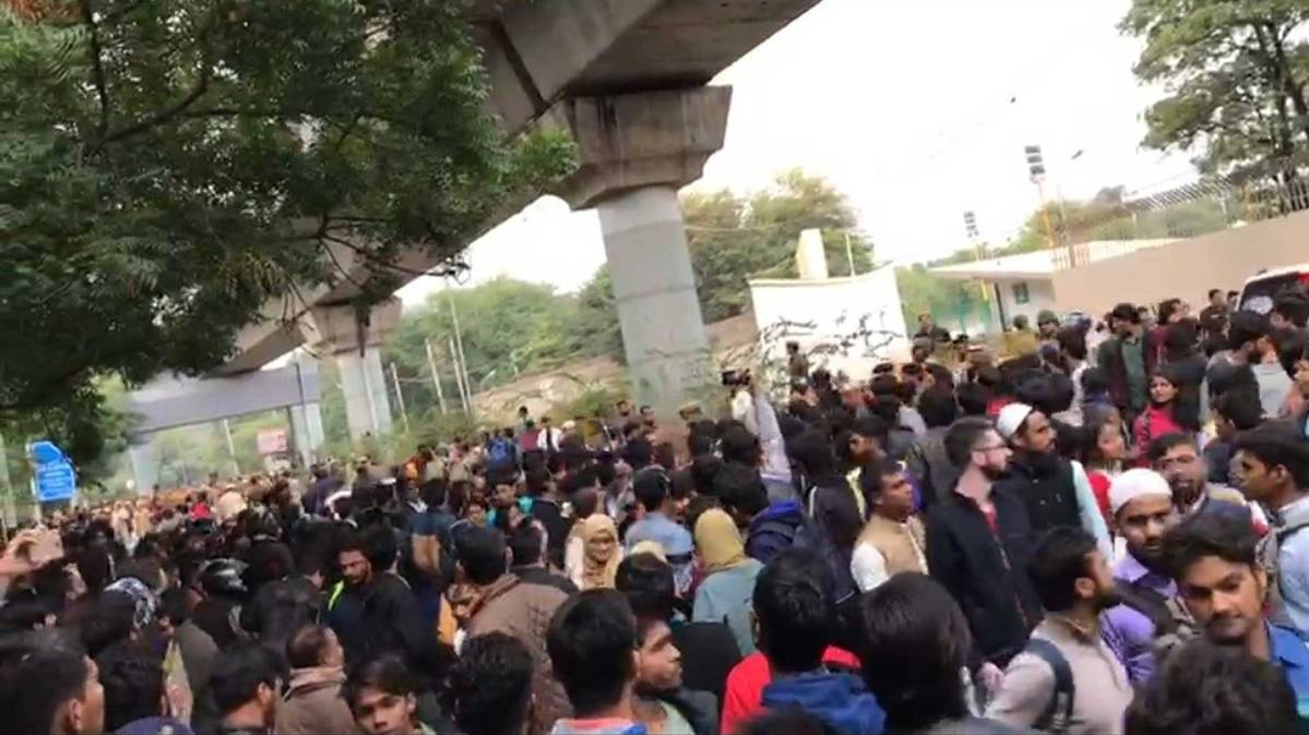 CAB के खिलाफ जामिया के हजारों छात्र सड़क पर