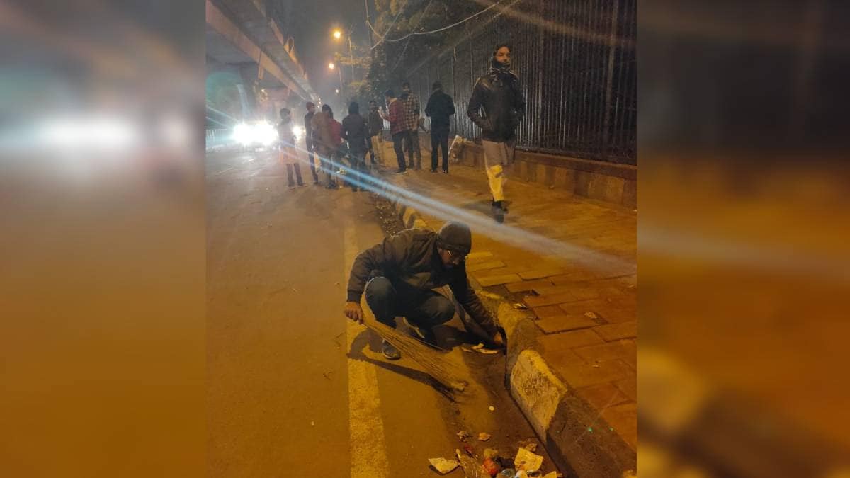 कचरा बीनता छात्र (Photo: Twitter)