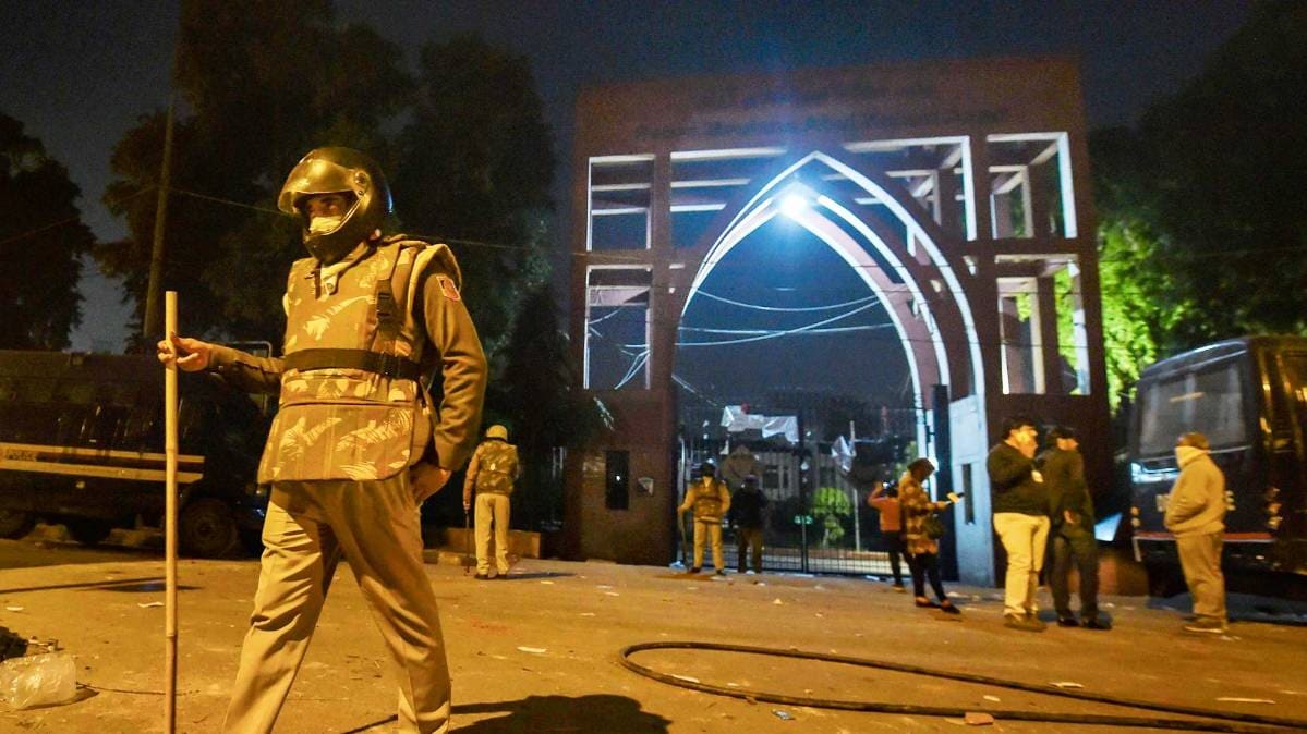 विरोध प्रदर्शन के बाद जामिया यूनिवर्सिटी (फोटो-PTI)