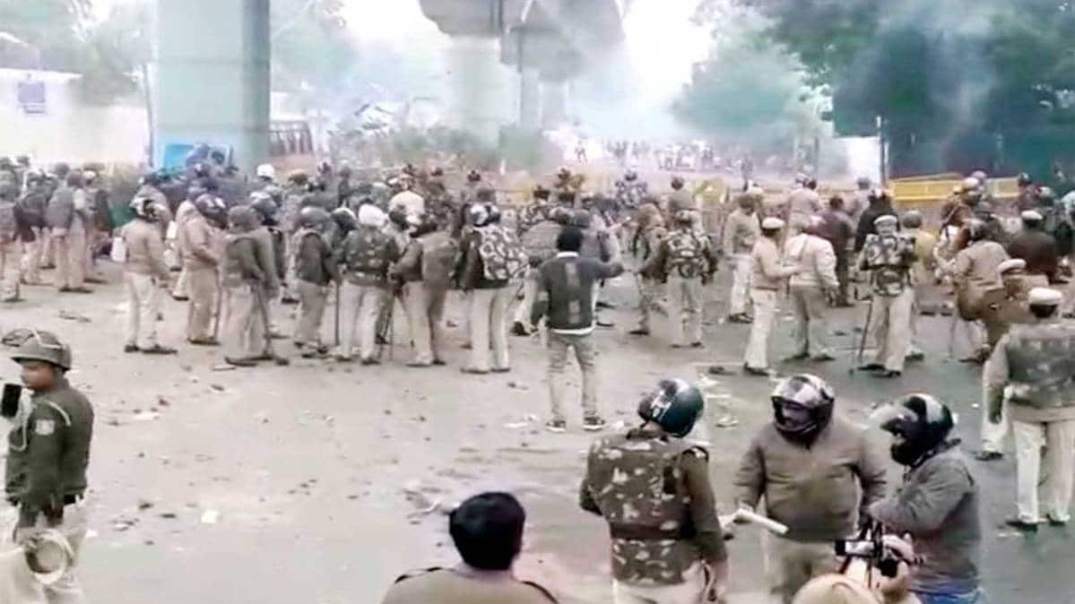 सड़क पर जेएनयू के हजारों छात्र