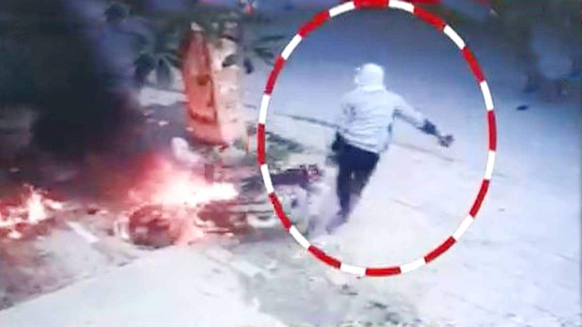 बाइक में आग लगाते हुए उपद्रवी