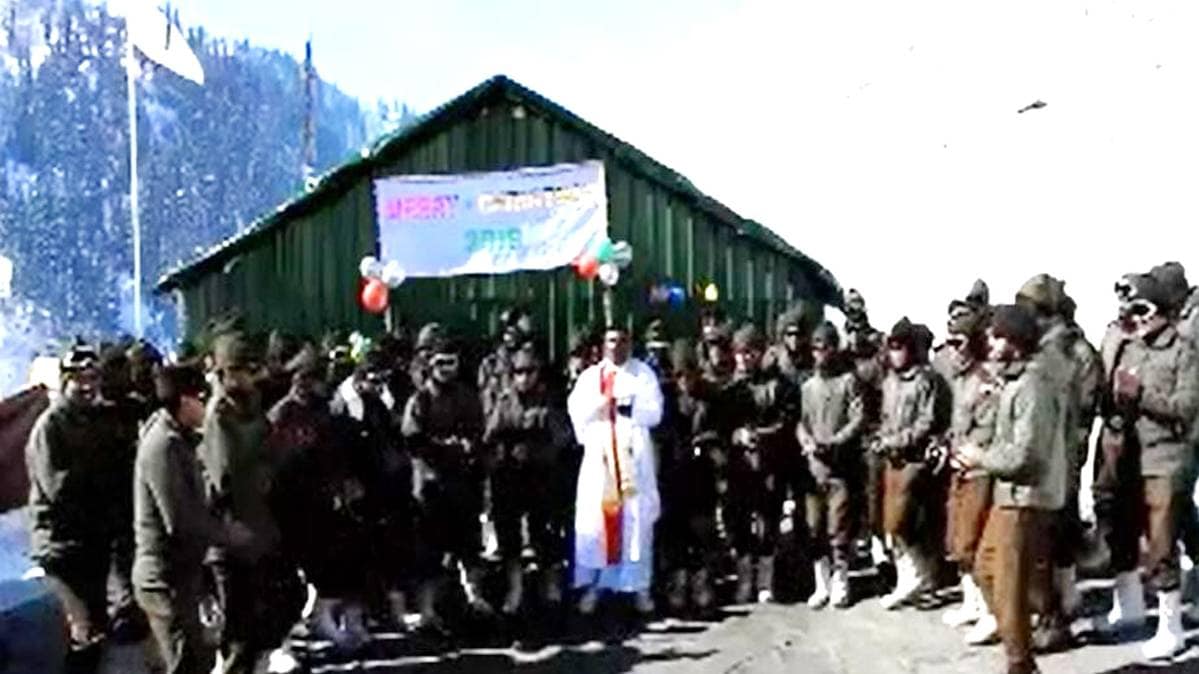 एलओसी पर क्रिसमस मनाते हुए जवान