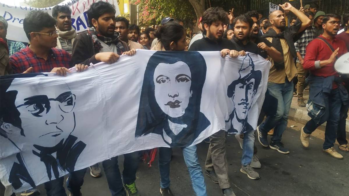 छात्रों ने फीस वृद्धि के खिलाफ राष्ट्रपति भवन तक किया मार्च