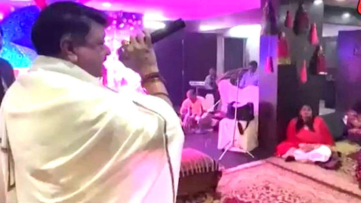 भजन गाते हुए कैलाश विजयवर्गीय