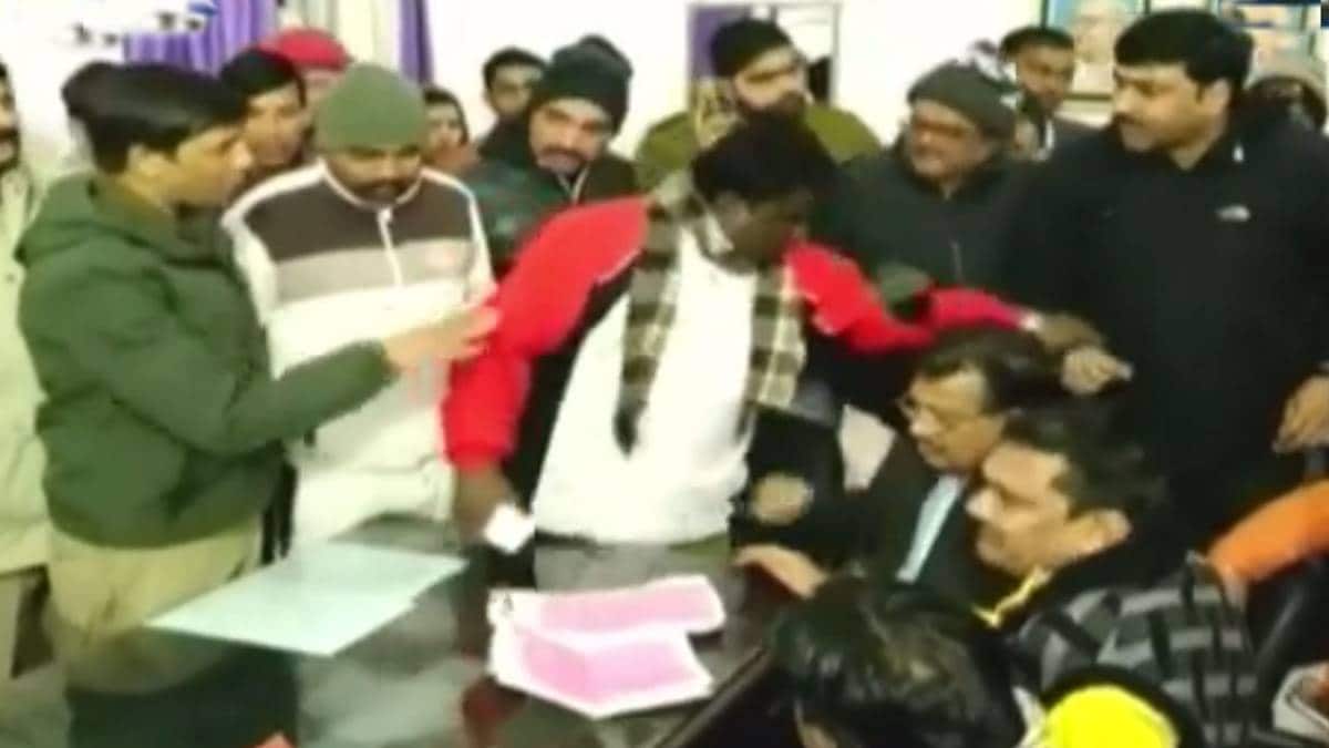 चालान कटने पर BJP कार्यकर्ताओं का हंगामा