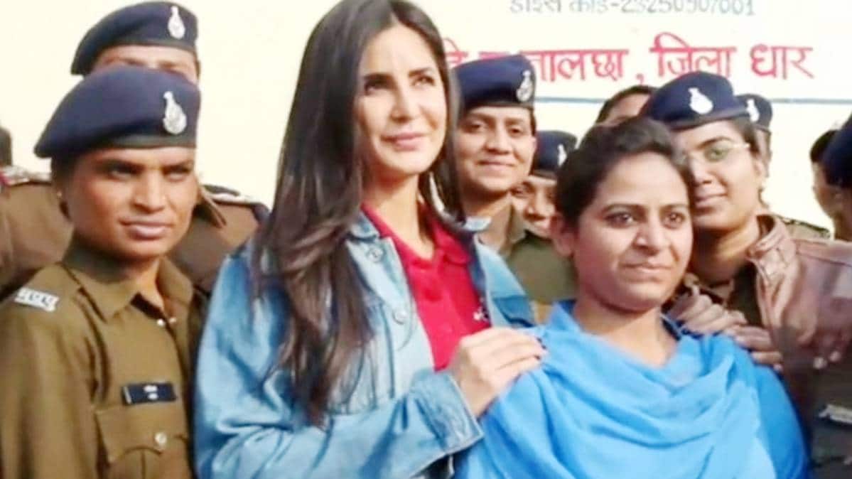 गांव पहुंची कटरीना कैफ (फोटो-Twitter)