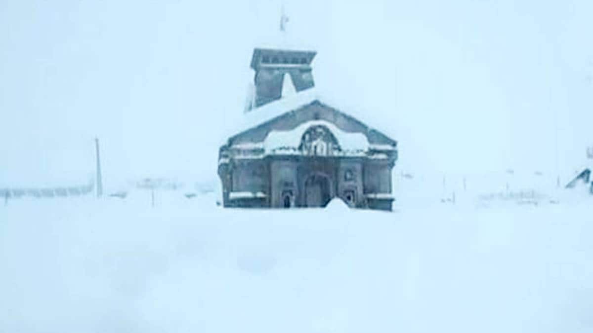 केदारनाथ धाम में बर्फबारी