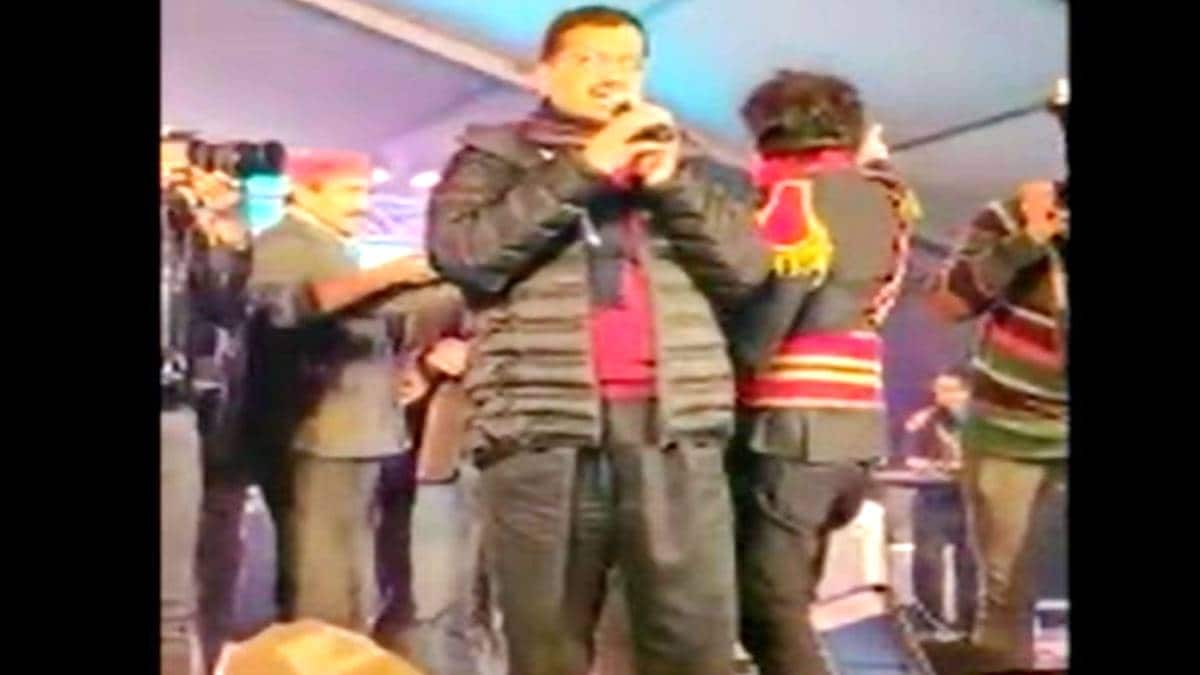 गाना गाते हुए सीएम केजरीवाल